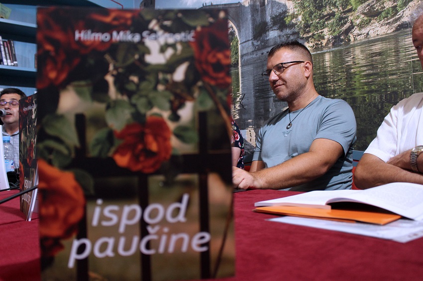 FOTO: „Mostarsko ljeto 2022“: Promovisana knjiga „Ispod paučine“ autora Hilme Selimotića