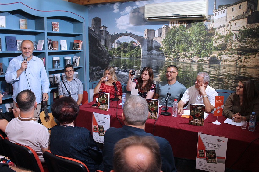 FOTO: „Mostarsko ljeto 2022“: Promovisana knjiga „Ispod paučine“ autora Hilme Selimotića