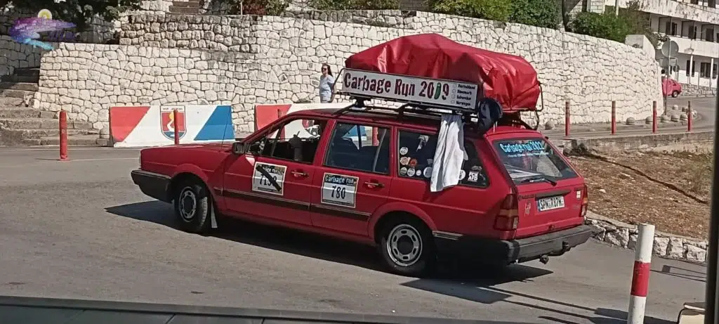 Neobični automobili u “điru” kroz Neum
