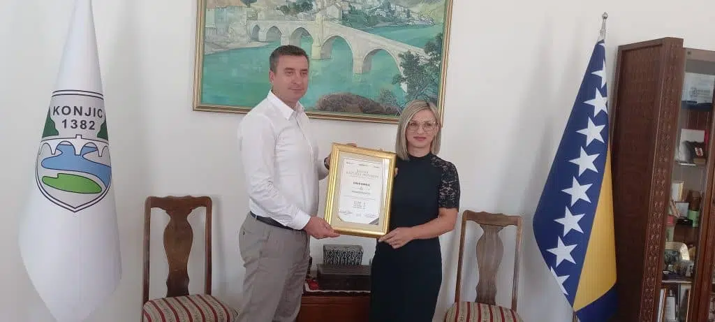 Bonitetna kompanija LRC uručila gradonačelniku Konjica Osmanu Ćatiću Priznanje “Kruna razvoja privrede”