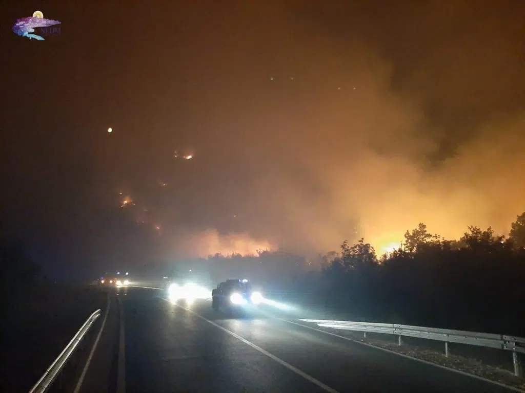 FOTO/VIDEO| Požar se spustio skroz do ceste kod Hutova, promet obustavljen