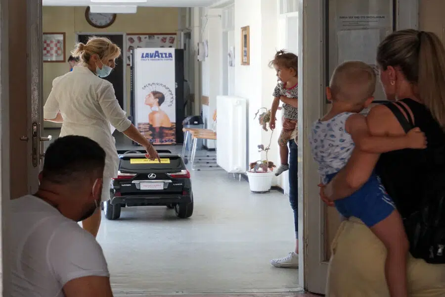 Humanitarna udruga „fra Mladen Hrkać“ i udruga Mala Kapela iz Essena donijeli radost najmlađim pacijentima Sveučilišne kliničke bolnice u Mostaru