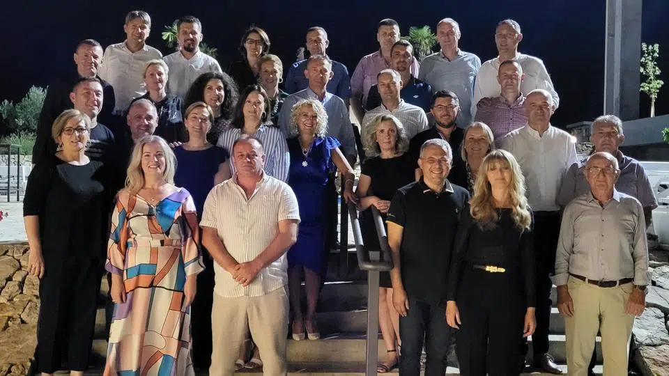 Ljubuški: Strojarski i ekonomski tehničari proslavili 30 godina mature