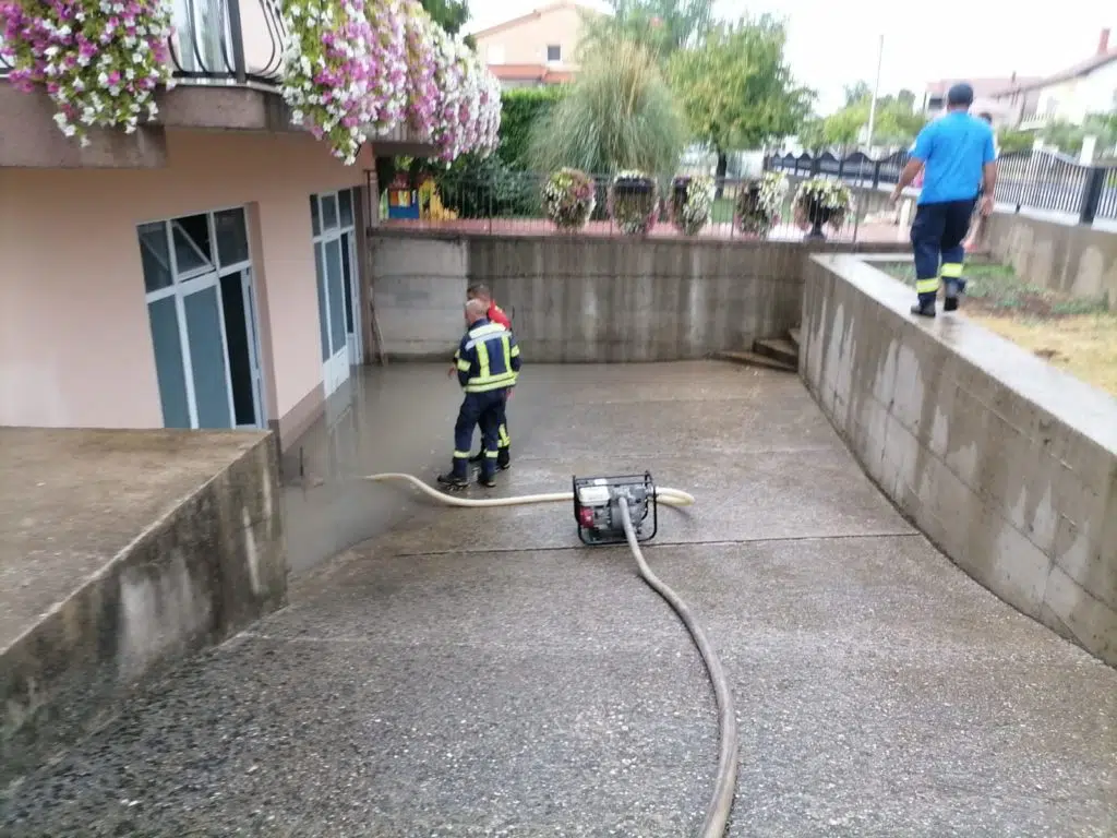 Ljubuški vatrogasci ispumpavali vodu iz podruma