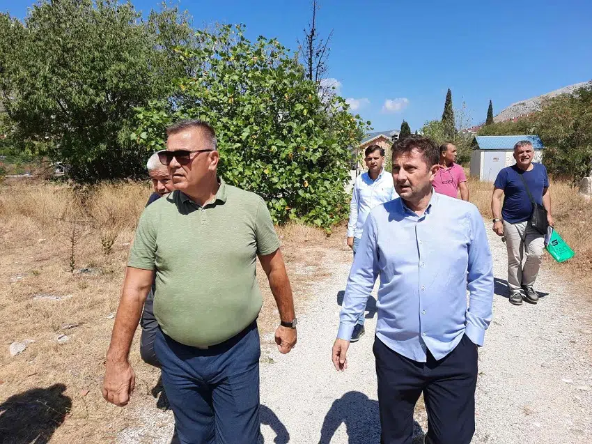 Marić i Kordić obišli lokaciju na kojoj će se graditi Olimpijski bazen u Mostaru