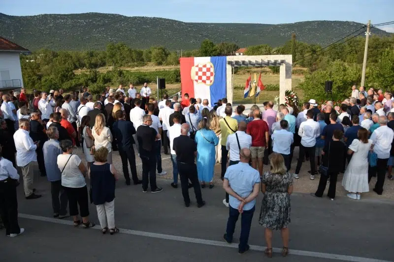 U Donjim Hamzićima podignut spomenik u čast mučki ubijene obitelji Ševo