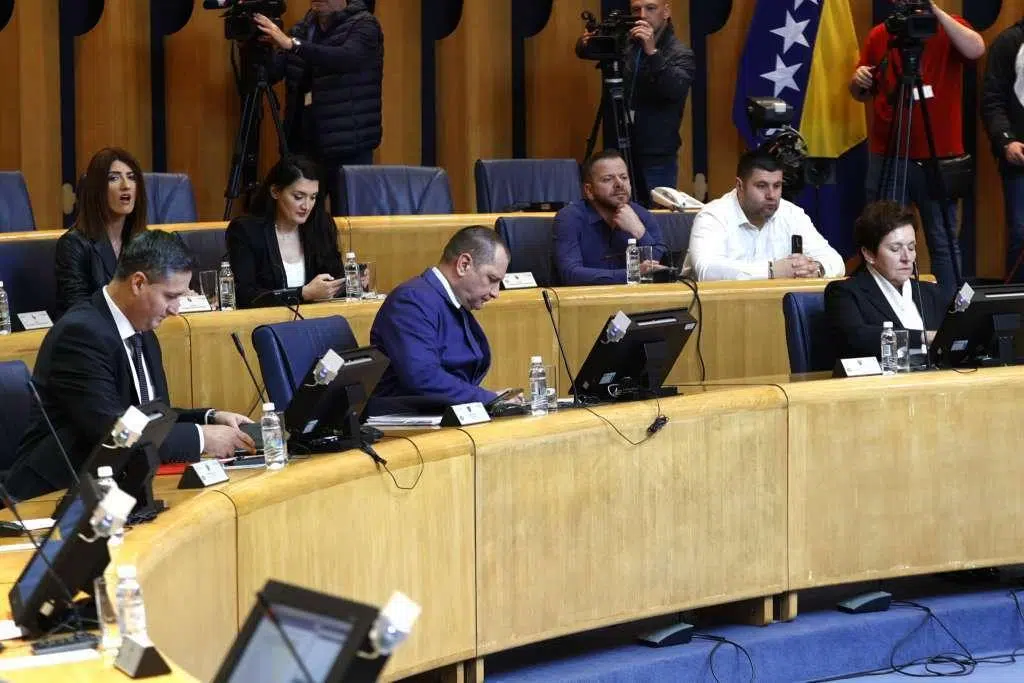 Usvojen zakon o povećanju plaća vojnicima, policijskim i državnim službenicima
