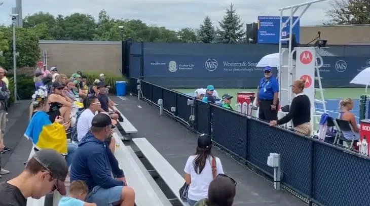 (VIDEO) Sramota kakvu tenis ne pamti: Djevojka izbačena sa tribina jer je ruskoj teniserki smetala njena ukrajinska zastava
