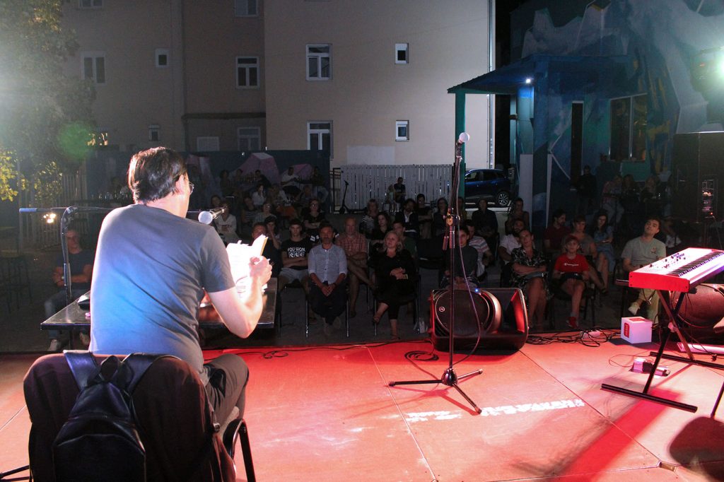 Mostarci uživali u poeziji Marka Tomaša, te glazbi Mićkovića i Prusine