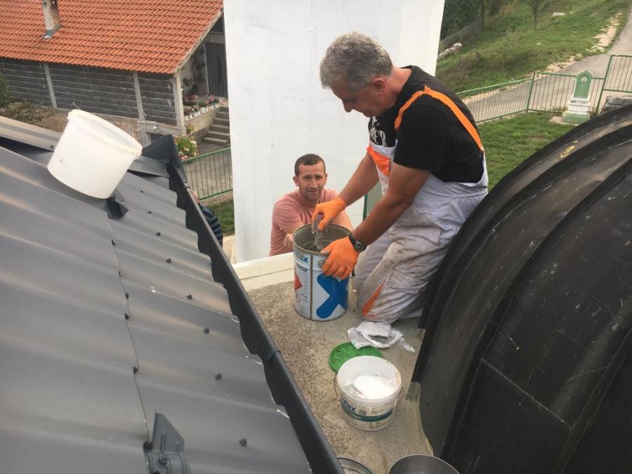 svećenik pomaže u popravljanju krova džamije dok bosnom i hercegovinom političari bjesne o ugroženosti jednih od drugih