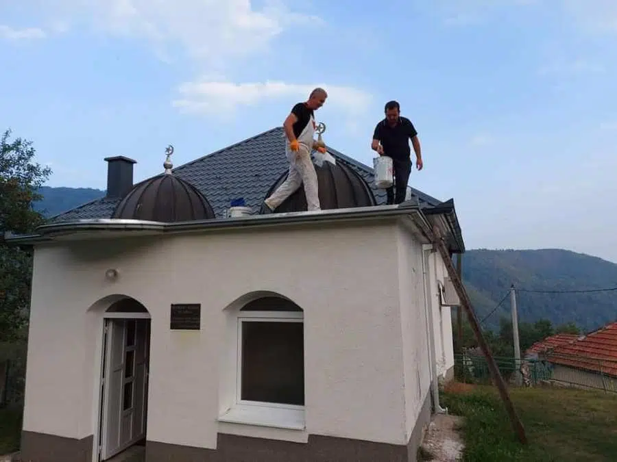 Svećenik pomaže u popravljanju krova džamije dok Bosnom i Hercegovinom političari bjesne o ugroženosti jednih od drugih