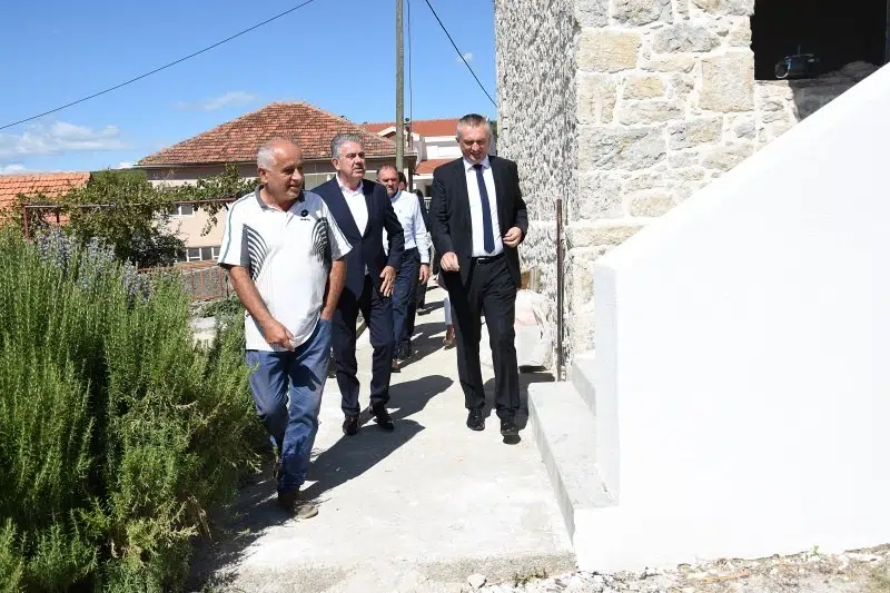 Predstavnici Vlade HNŽ posjetili Dom zdravlja Čitluk i školu u Gradnićima
