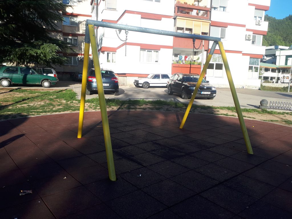 Devastirano dječije igralište na Luci, dijelovi parkovskog mobilijara uništeni Devastirano dječije igralište na Luci, dijelovi parkovskog mobilijara uništeni