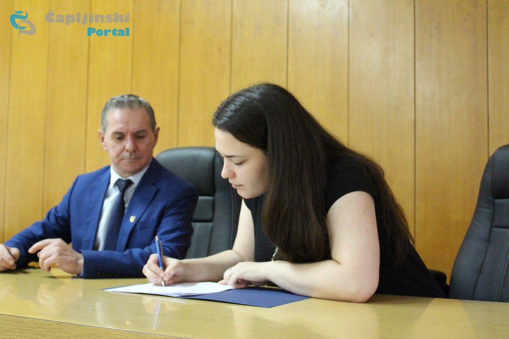 FOTO | Ugovore za sufinanciranje stambenog zbrinjavanja mladih potpisalo 63 mladih