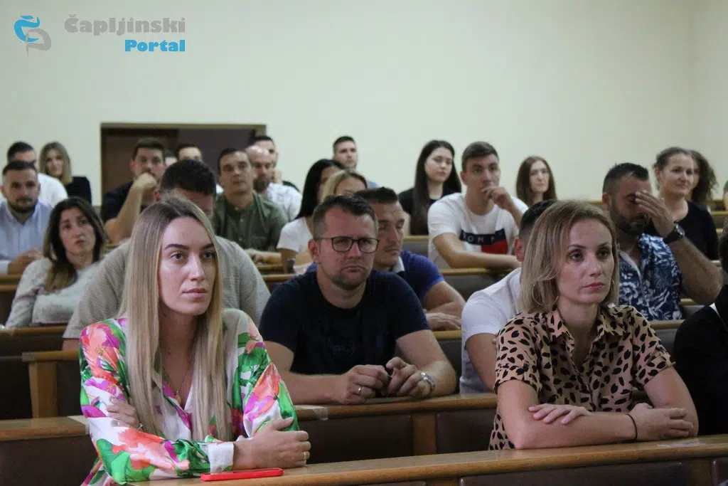FOTO | Ugovore za sufinanciranje stambenog zbrinjavanja mladih potpisalo 63 mladih