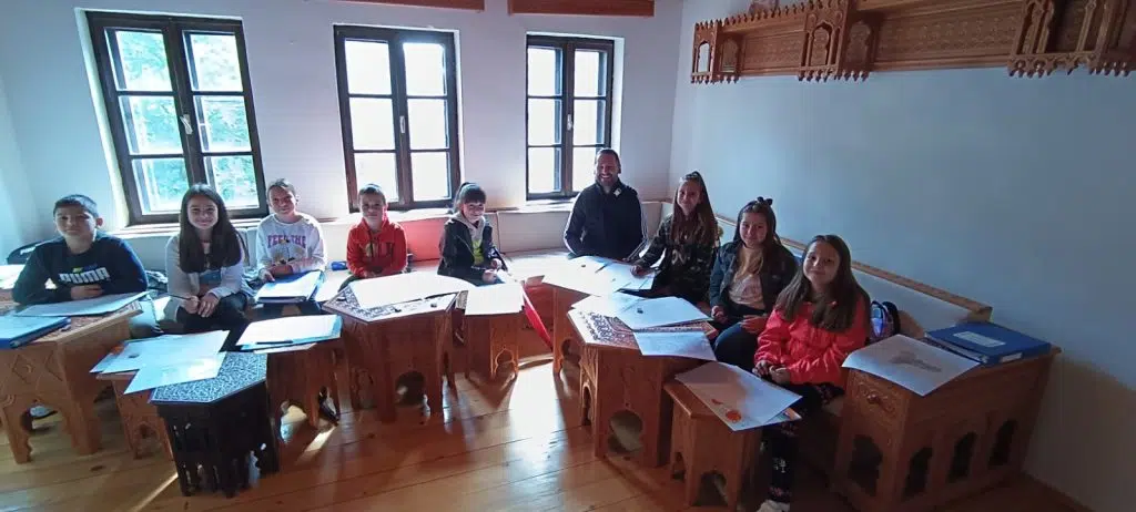 Povodom 102. godišnjice od rođenja Zulfikara Zuke Džumhura upriličena radionica za učenike O.Š. Čelebići u rodnoj kući hodoljupca