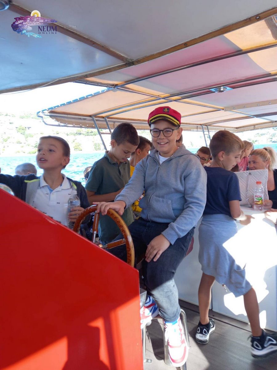FOTO | Neumska djeca u zanimljivoj vožnji Neumskim zaljevom