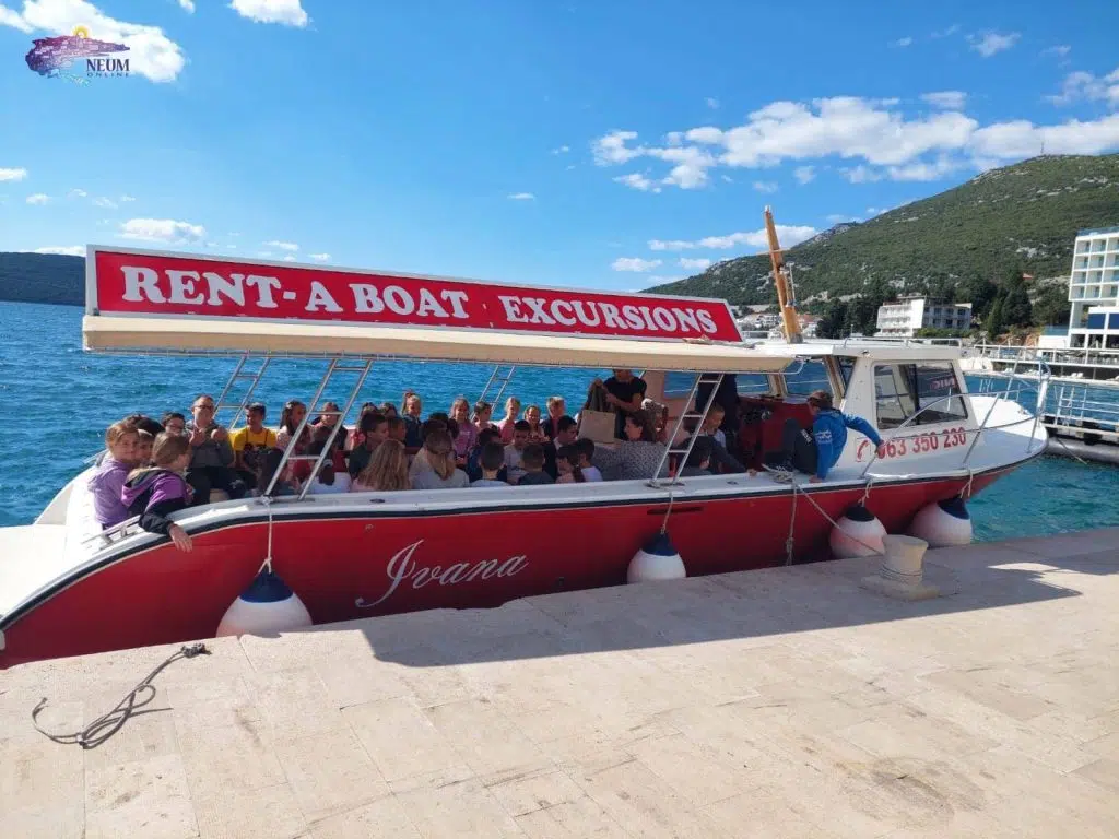 FOTO | Neumska djeca u zanimljivoj vožnji Neumskim zaljevom