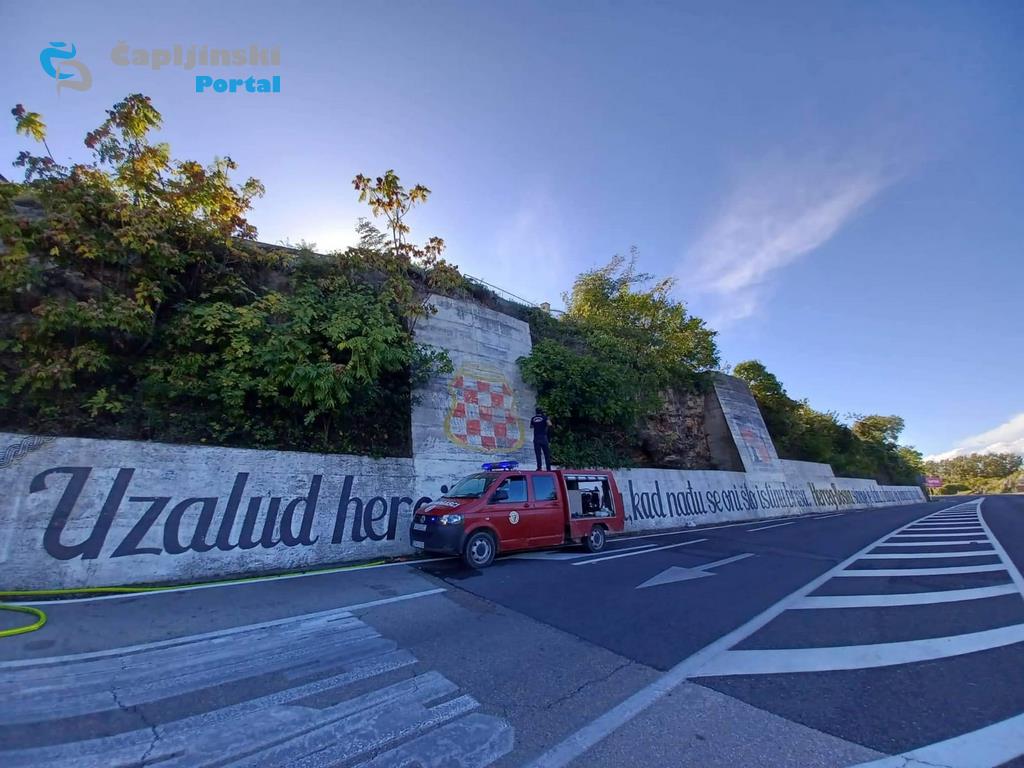 FOTO | Očišćen mural HRHB u Dračevu; uskoro slijedi i njegova obnova