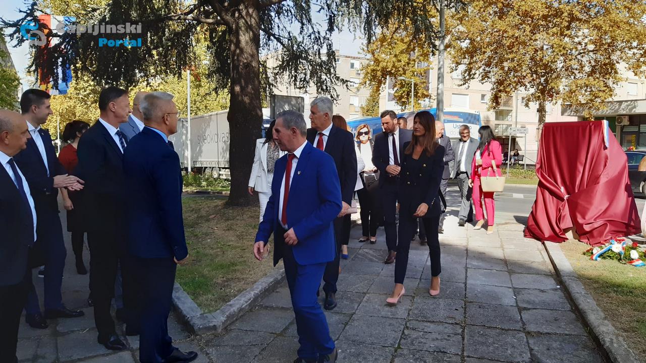 FOTO | Franjo Tuđman dobio dvije biste u Čapljini – po jednu na svakoj strani mosta