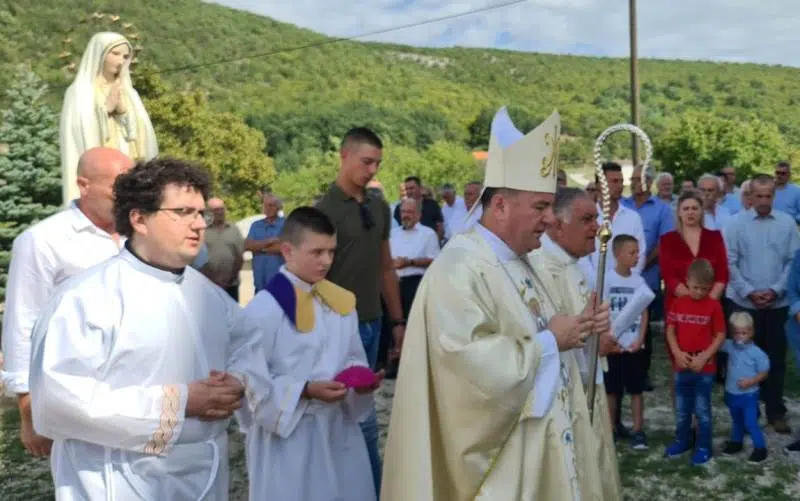 FOTO/VIDEO: Proslava Male Gospe u Vinici i proslava zlatne mise don Jakova Renića, a svečano misno slavlje predvodio je biskup Petar Palić