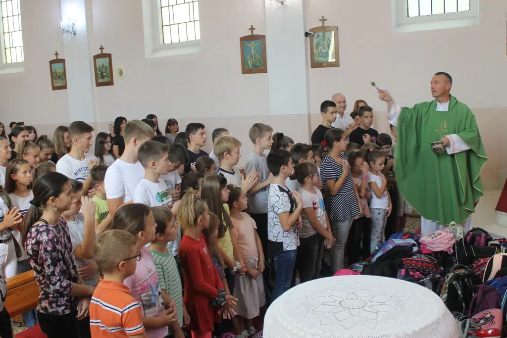Ispovijed i blagoslov učenika i školskih torbi u Studencima