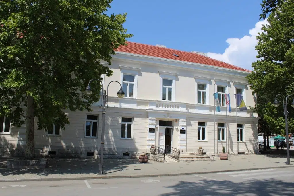 Javni poziv za dodjelu jednokratnih financijskih potpora brucošima Grada Ljubuškog za akademsku 2022./2023. godinu
