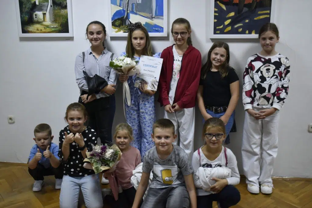 Ljubuški: Otvorena skupna izložba polaznika tečaja slikanja – foto i video