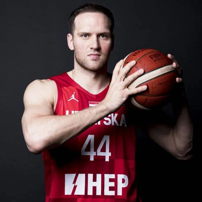 Najbolji hrvatski košarkaš Bojan Bogdanović donirao vrijednu sportsku opremu OŠ Kardinala Stepinca