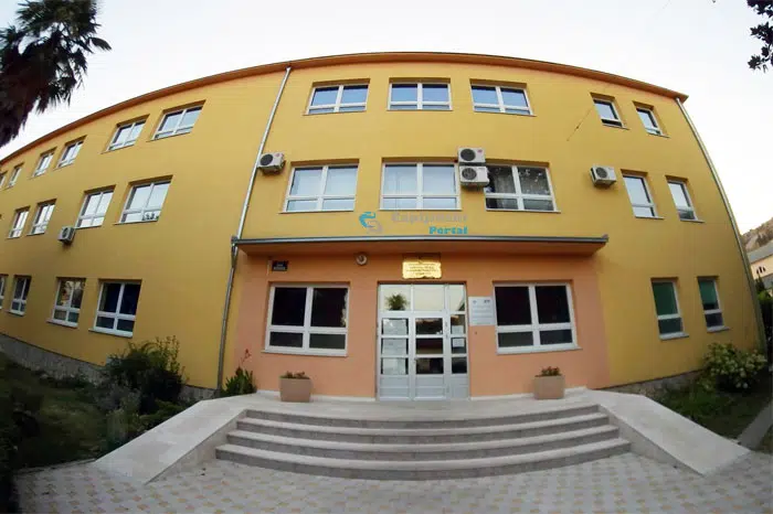 Nastavnici svake godine strahuju hoće li ostati bez posla