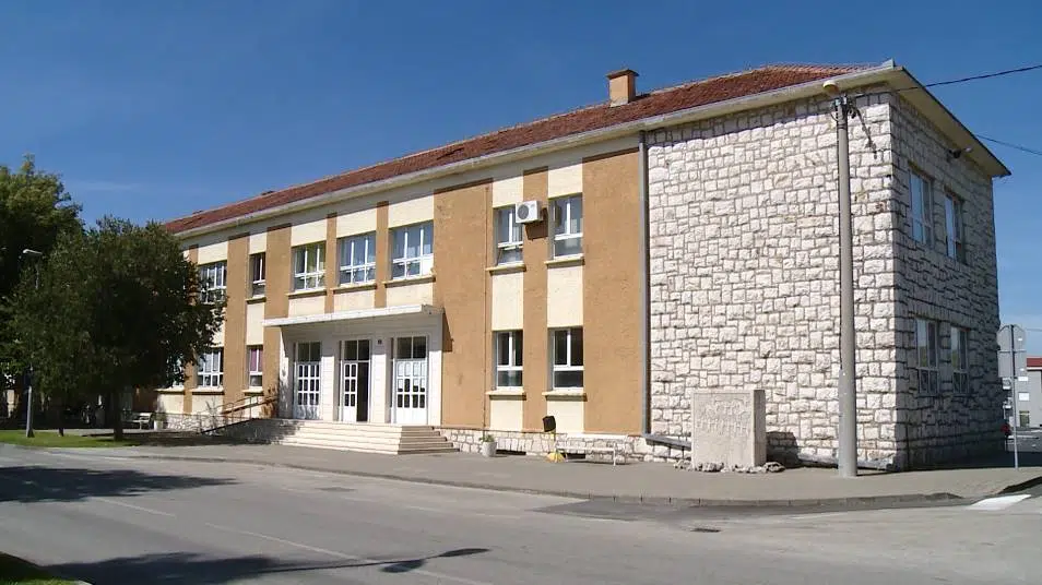 Obavijest o postavljenim rampama i izmjeni režima prometa oko OŠ Marka Marulića Ljubuški