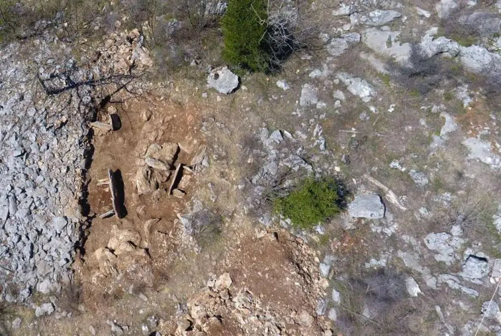 Pogledajte stručno izvješće o arheološkim istraživanjima na nalazištima Pećina na Zaskoku (Peć Mlini) i gomila-1 (Petnjik) Drinovci