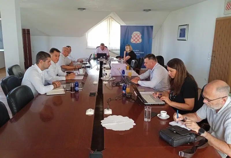 Vlada HBŽ-a: Odluka o školovanju 50 policijskih službenika i dodijeli novca za produžene boravke u školama