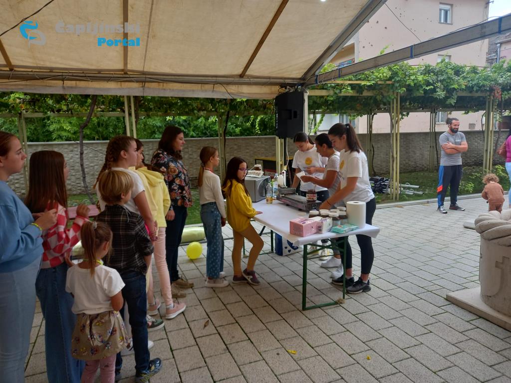 FOTO | Dan djece sv. Franje okupio na druženju i zabavi stotinu djece pred crkvom