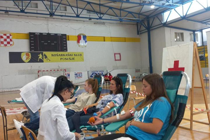 posušje: u drugoj ovotjednoj akciji dragovoljnog darivanja krvi za skb mostar otpremljene 23 doze krvi posuških srednjoškolaca