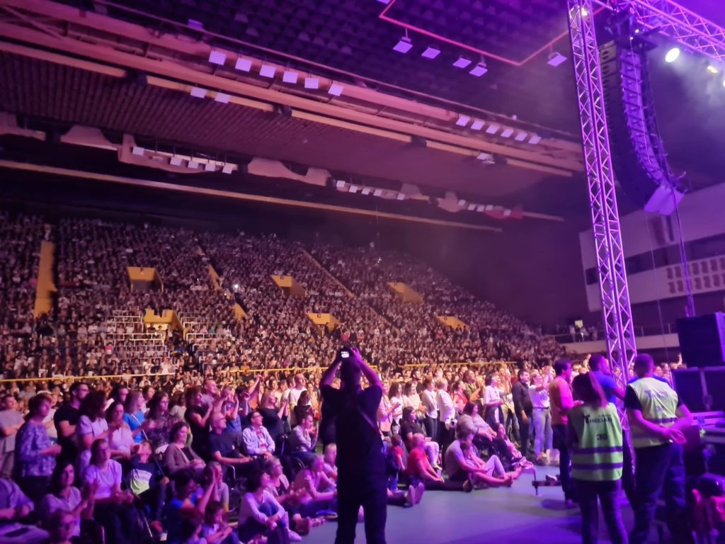 puna dvorana gripe slavila boga s popularnim pjevačem duhovne glazbe, na koncertu se skupilo 6 tisuća ljudi