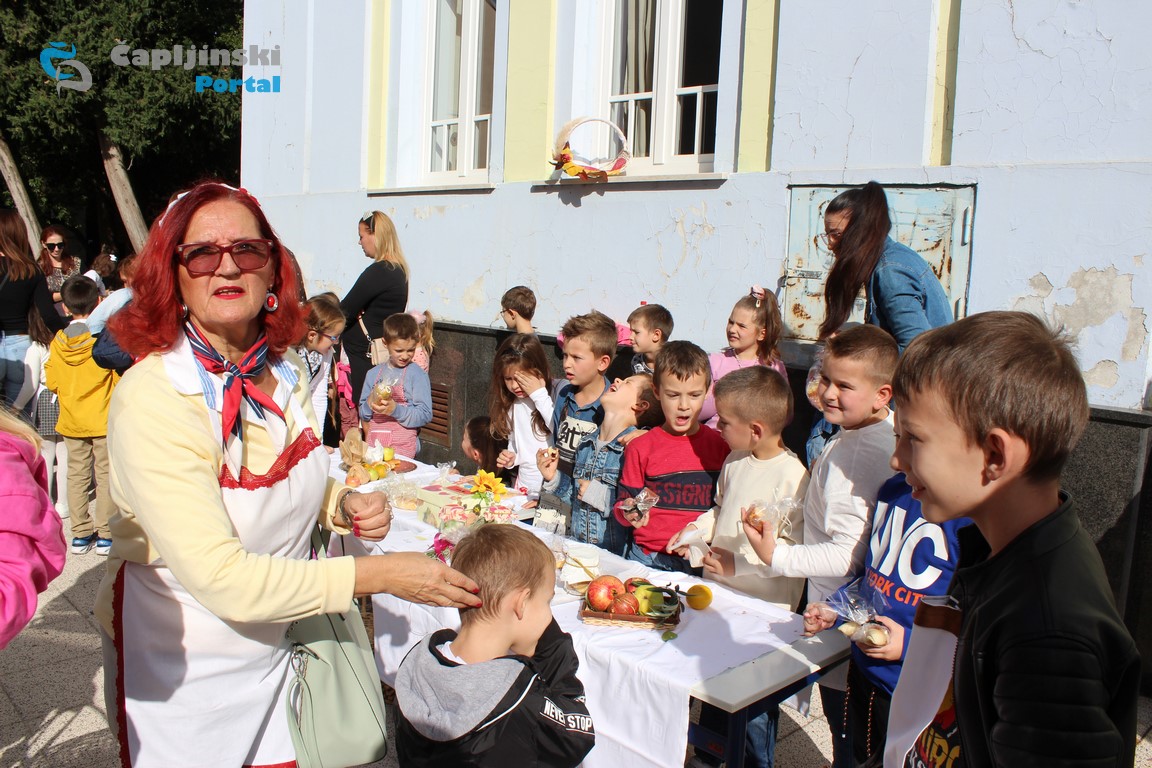 FOTO/VIDEO | Dani kruha u Čapljini: Presretni mališani prodavali zanimljiva domaća peciva