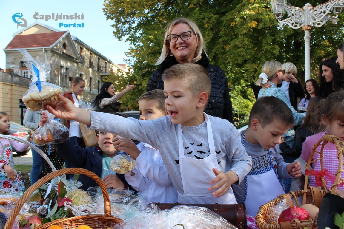 FOTO/VIDEO | Dani kruha u Čapljini: Presretni mališani prodavali zanimljiva domaća peciva