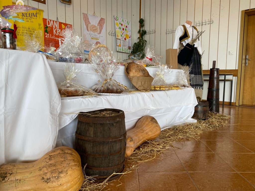 FOTO: Miris kruha ispunio crkvenu dvoranu, sve je spremno za večeras