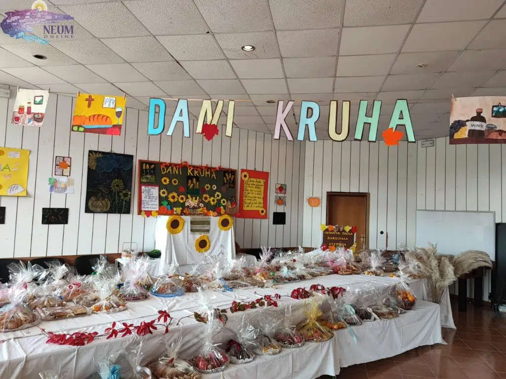 FOTO: Miris kruha ispunio crkvenu dvoranu, sve je spremno za večeras