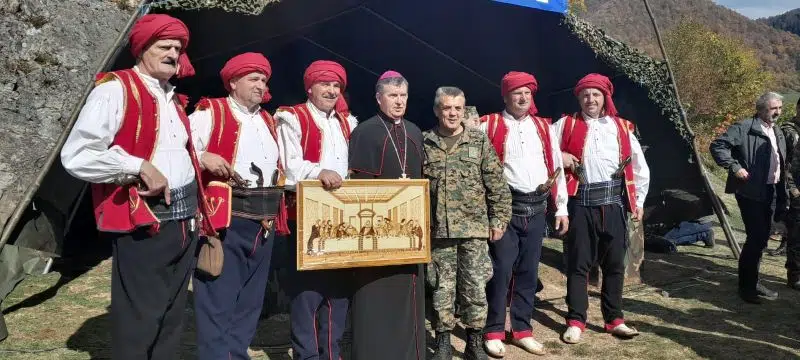Molitveni dan za domovinu na Bobovcu – hodočastila i Hajdučka družina Mijata Tomića (foto)
