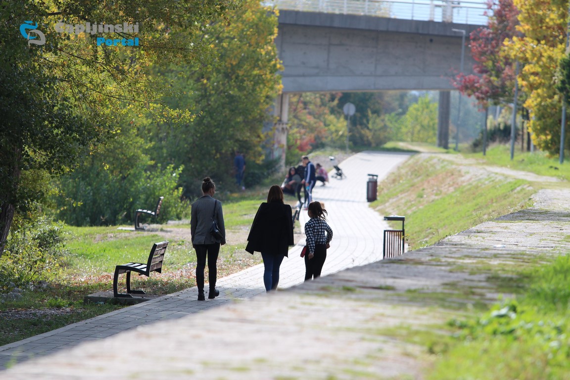 FOTO | Jesenji nedjeljni đir gradom: Čapljinci uživaju u šetnji na suncu, bašte kafića pune…