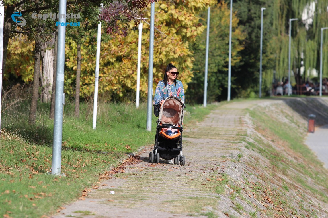 FOTO | Jesenji nedjeljni đir gradom: Čapljinci uživaju u šetnji na suncu, bašte kafića pune…