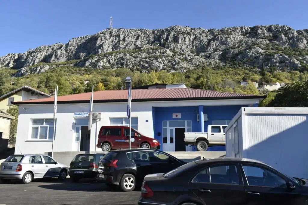 Dostavna pučka kuhinja u Ljubuškom: Svakodnevno se dostavljaju topli obroci za preko 200 osoba, obilazi ih se i pomaže na druge načine