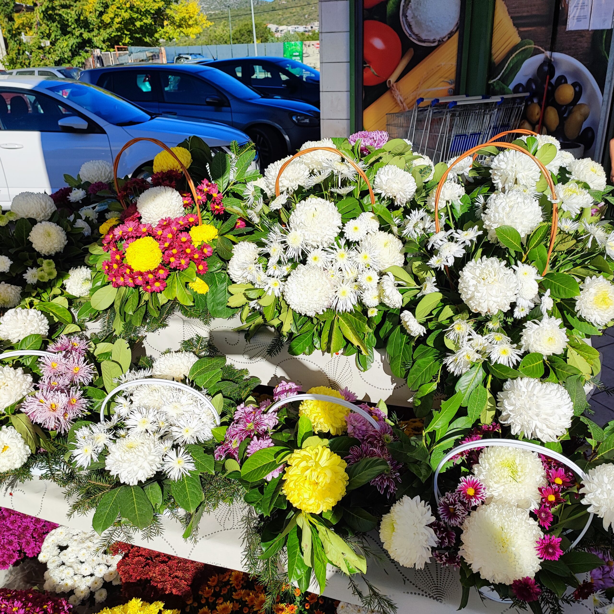 FOTO: Ponuda cvijeća i svijeća u Neumu za Dušni dan