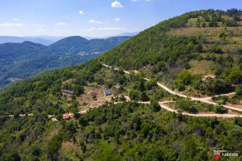 Nakon 30 godina zacrvenio se još jedan krov u razrušenim Pajićima