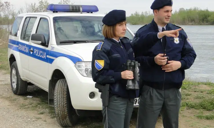 Drogiran i bez vozačke dozvole prevozio ilegalne migrante