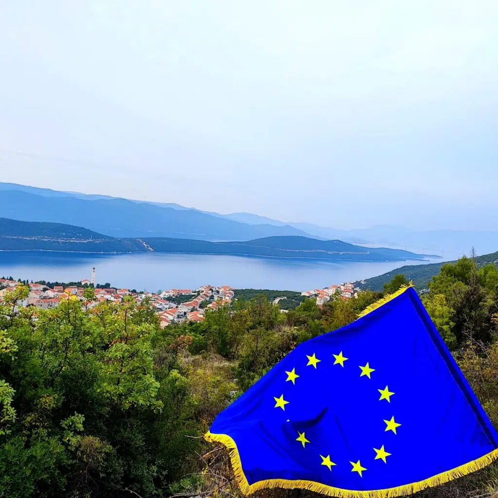 U Neumu, kao i u 30-tak većinskih hrvatskih gradova u BiH, istaknuta zastava EU