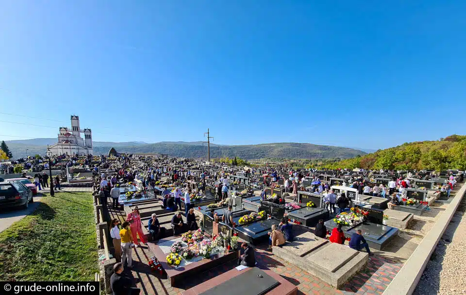 Danas je blagdan Svih svetih, na grudskom groblju Gomilice obilježen uz mnoštvo vjernika