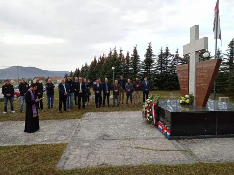 Izaslanstvo HDZ 1990 položilo vijence za poginule branitelje Kupresa